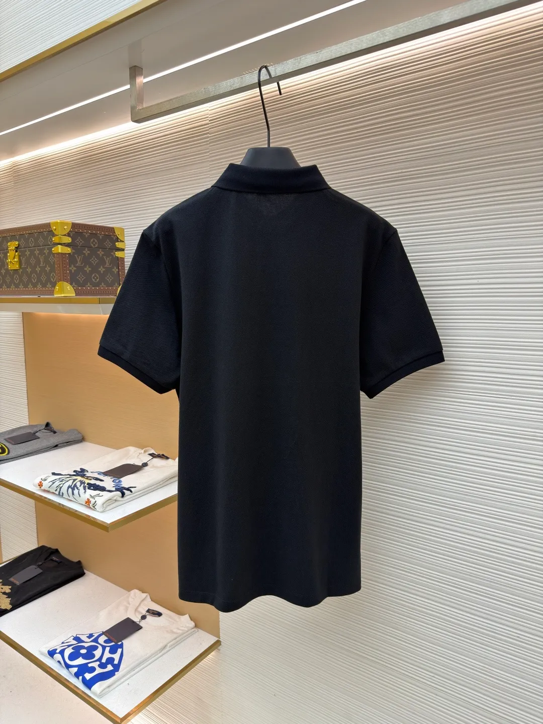 Ralph Lauren embroidered logo Polo shirt ●Original version: Purchased and developed at 1590 ●Item number: 1682564-A15 ●Material: pure cotton pique fabric ●Technology: embroidery production ●Color: black ●Version: fitted version ●Weight: about 285 grams ●Size: S-M-L-XL ●Description: Customized pure cotton sateen pique, tight and delicate, comfortable and next to the skin, elegantly presented with a touch of deep black The iconic white pony embroidery is like a smart musical note dancing on the black canvas. It is simple but highly recognizable. It is a versatile artifact in the wardrobe. It has a very simple shape and contains the soul of fashion. It adopts imported machine embroidery technology. It uses advanced computer control systems and precision mechanical parts to realize the iconic pony embroidery operation with high precision. The lines are smooth and delicate, and the fabrics have been washed. It has a better hand feel and texture. It is not easy to deform, not easy to shrink, not easy to fade, and maintains long-term beauty. The overall wiring is straight and delicate, the fabric is comfortable and soft, and the color is consistent without color difference. It can be matched with the same style to create a fashionable look and control various occasions. Customized accessories, complete with three standards, same style for men and women!